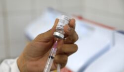 Vacina da gripe não aumenta risco da doença, alerta ministério