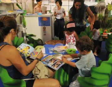 Estudo revela que 53% das famílias raramente leem para criança