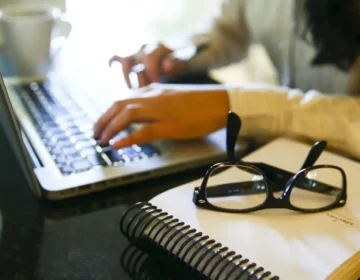 ONU Mulheres revela avanço da violência online contra jornalistas