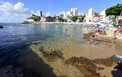 Prefeitura avança em projeto modelo de boias de proteção no Porto da Barra