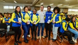 Prefeitura entrega 300 celulares para agentes Vida Nova ampliarem atendimento à população