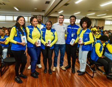 Prefeitura entrega 300 celulares para agentes Vida Nova ampliarem atendimento à população