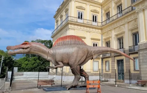 Museu Nacional ganha réplica de dinossauro brasileiro com 15 metros