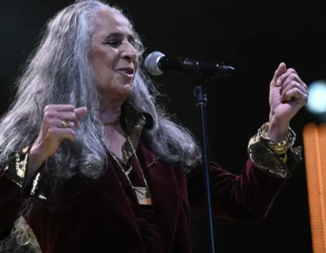 Maria Bethânia chega aos 80 anos como referência da música brasileira