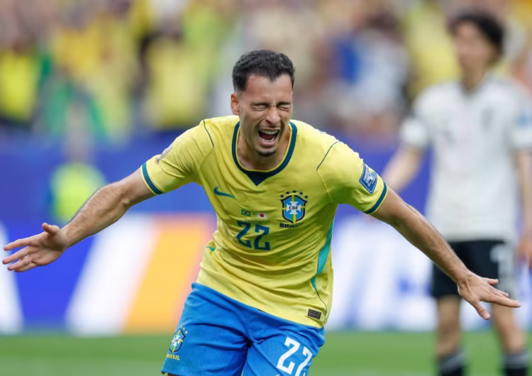 Martinelli sai do banco para escrever seu nome na história da Copa do Mundo