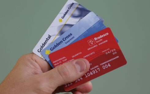 Reajustes abusivos e negativas recorrentes ampliam disputa entre usuários e planos de saúde