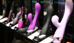Pesquisa mostra que quase 60% dos casais usam sex toys