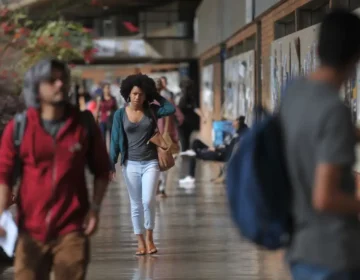 Mais de 54% dos graduandos já abandonaram curso para cuidar dos filhos