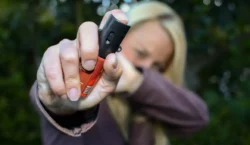 Mulheres podem comprar e usar spray de pimenta para defesa pessoal