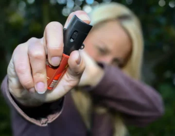 Mulheres podem comprar e usar spray de pimenta para defesa pessoal