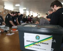 Quase 1 milhão de brasileiros no exterior poderão votar nas eleições