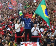 Lula é reeleito presidente do Brasil em virada histórica